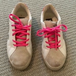 Girls Veja leather sneakers with silver V and hot pink laces.